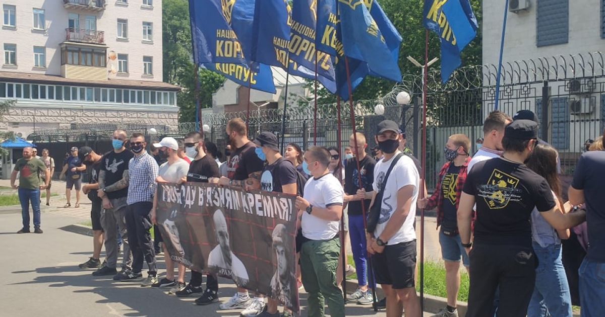 Активисты под российским посольством требуют освобождения узников Кремля