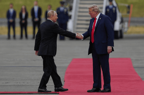 Рукостискання Дональда Трампа і Путіна / © politico.com