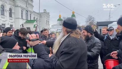 Шарпанина під Лаврою: святиню блокують "братки" в рясах
