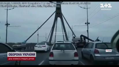 Летающий МАФ: на глазах у киевлян металлический киоск упал с грузовика в Днепр