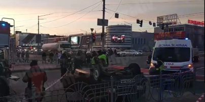 Автівка перекинулась на дах: біля станції метро "Почайна" в Києві сталася ДТП (відео)
