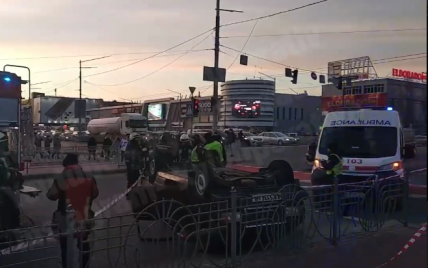 Автомобиль перевернулся на крышу: возле станции метро "Почайна" в Киеве произошло ДТП (видео)