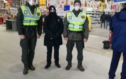 Полиция Киевской области дважды оштрафовала предпринимателей, которые не закрыли свои гипермаркеты на карантин