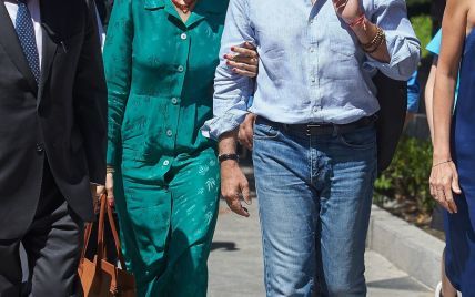 Выглядят счастливыми: Ричард Гир с молодой возлюбленной на прогулке в Мадриде