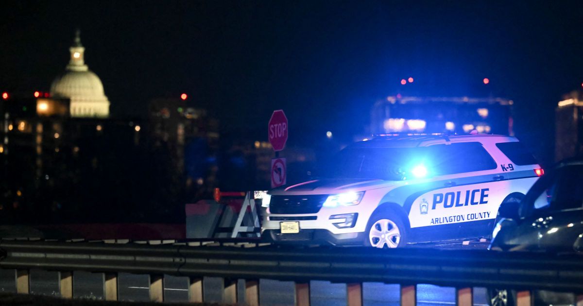 У США літак із 64 людьми зіткнувся з вертольотом