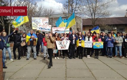 Жителі Херсона вийшли на мітинг за Україну: окупанти розганяють людей (відео)