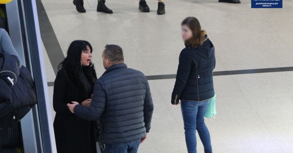 Мужчина посреди Днепра кричал и таскал за волосы женщину ради эксперимента: как отреагировали люди