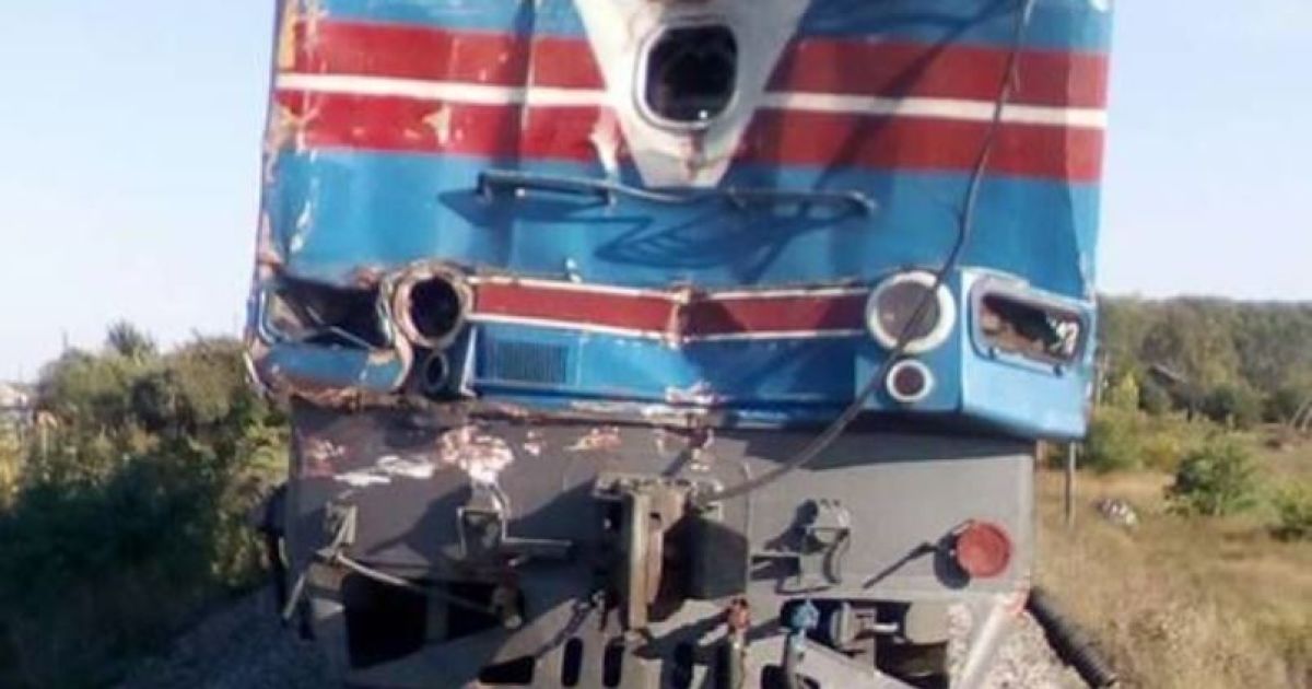 На Харьковщине поезд врезался в грузовик