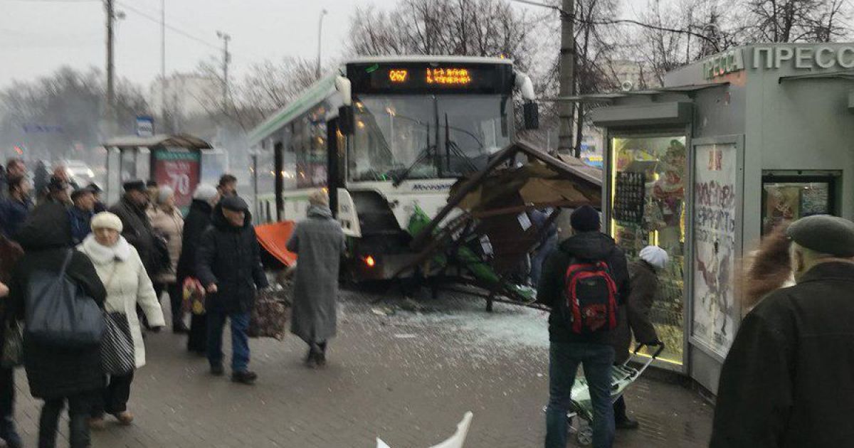 У Москві автобус в'їхав у зупинку: є загиблі