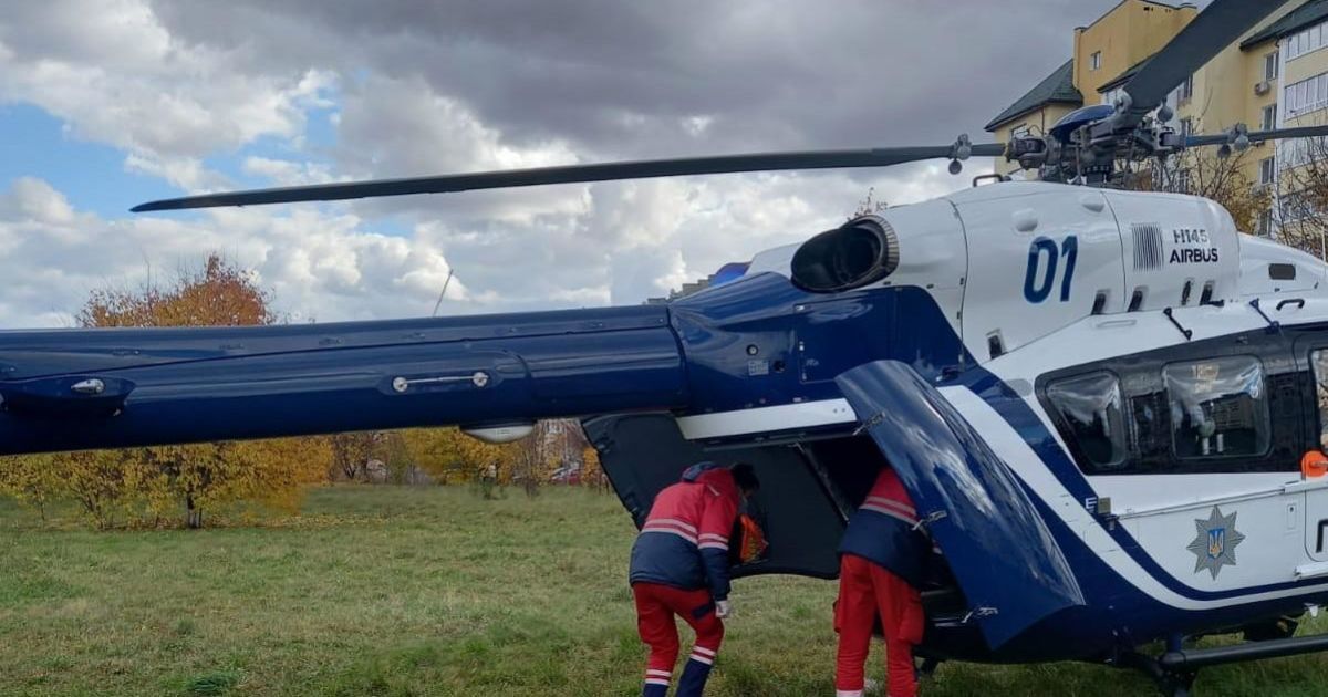 Була загроза життю: до львівської лікарні гелікоптером терміново доправили 7-річного хлопчика (фото)