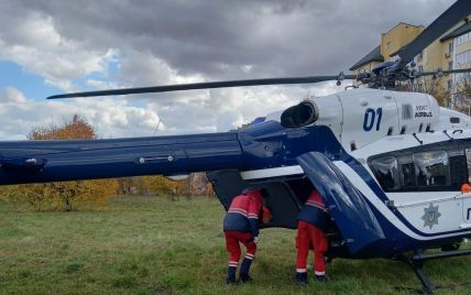 Была угроза жизни: во львовскую больницу на вертолете срочно доставили 7-летнего мальчика (фото)