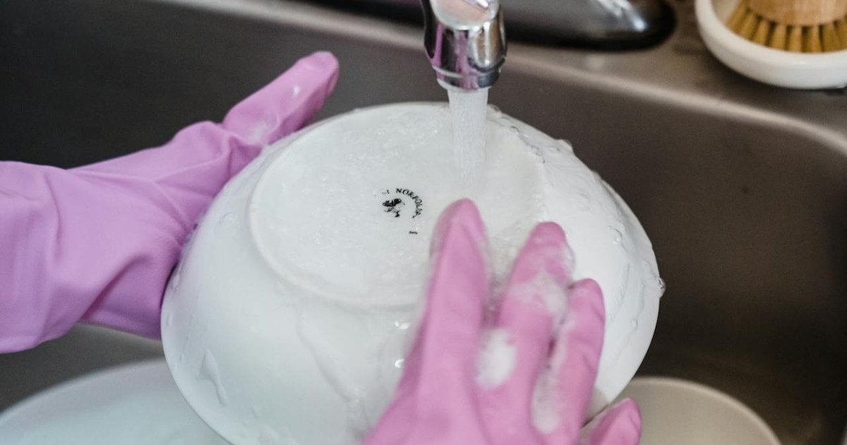 Чи треба витирати посуд після миття