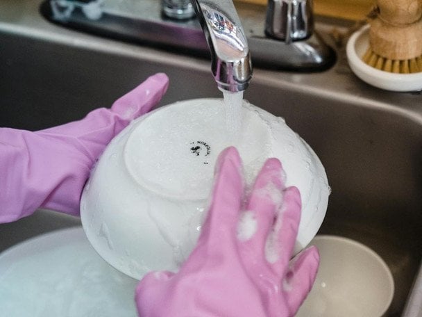 Дванадцять причин, чому ви ніколи не повинні залишати посуд мокрим