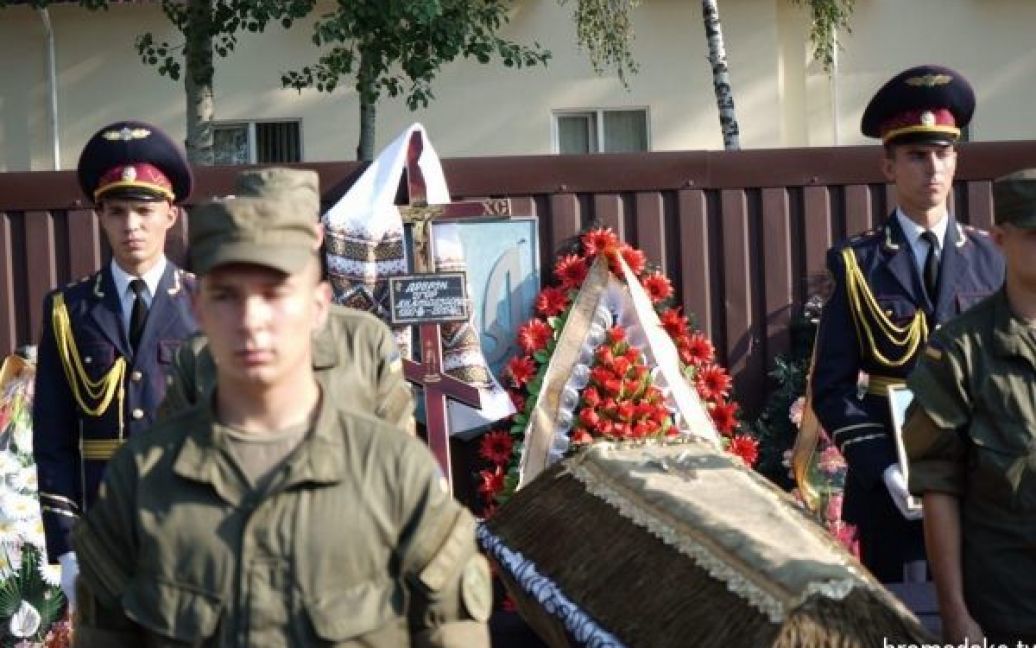 В Новых Петровцах прощаются с погибшими бойцами НГУ / © Громадське ТБ