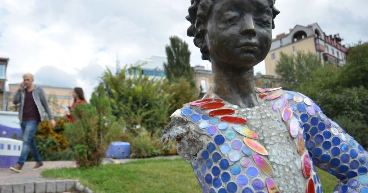 Скульптура "Маленького принца" с отбитой рукой на Пейзажной аллее в Киеве. Руку скульптуре отбивают уже второй раз / © УНИАН