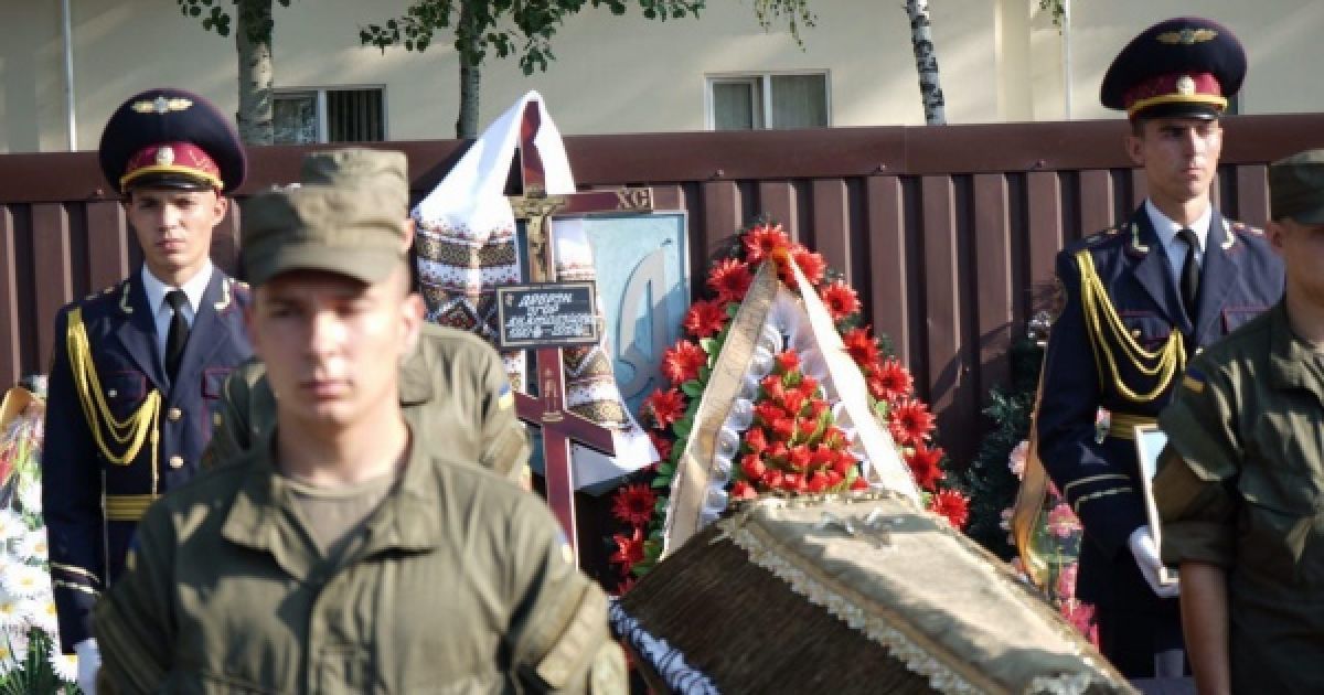 В Новых Петровцах прощаются с погибшими бойцами НГУ / © Громадське ТБ