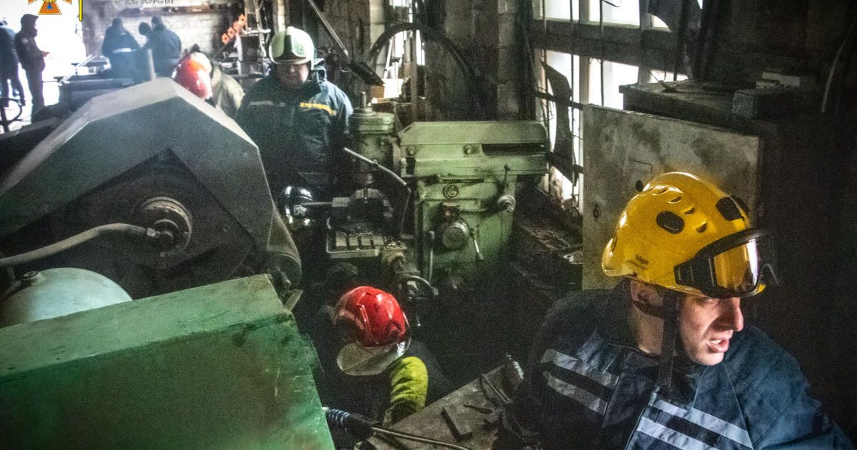 У Києві чоловіка привалило на підприємстві промисловим устаткуванням вагою 9 тонн