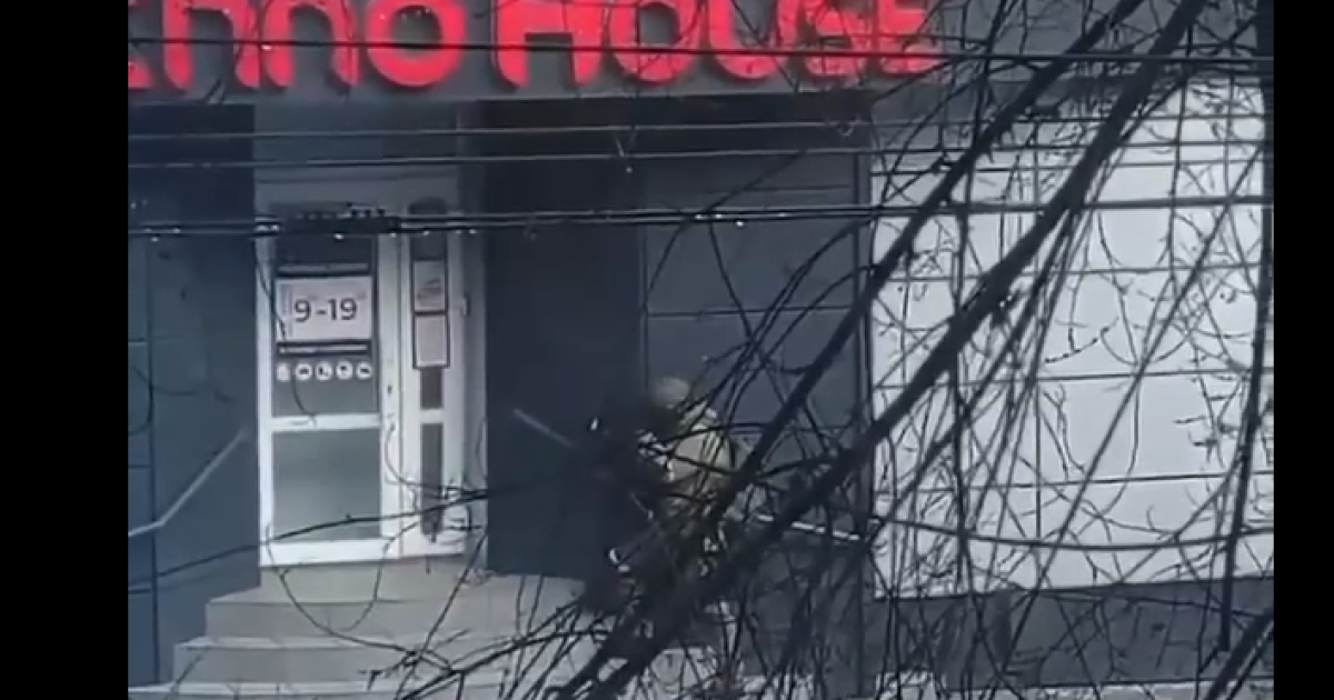 У Херсоні російський окупант обстріляв магазин побутової техніки та не впорався навіть з дверима: відео