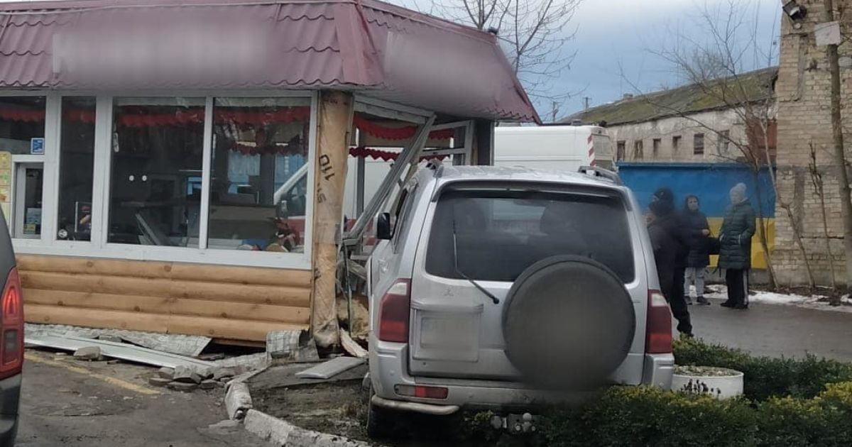 На Київщині 52-річна водійка на позашляховику розтрощила кав'ярню: постраждала працівниця кафе (фото)