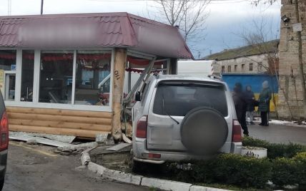 На Київщині 52-річна водійка на позашляховику розтрощила кав'ярню: постраждала працівниця кафе (фото)