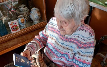 Довгожителька з Одеси у 104 роки отримала закордонний паспорт та збирається у подорож: що хоче побачити на власні очі