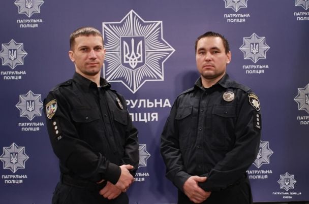 Поліцейські врятували хлопця. / © Поліція Києва / Facebook
