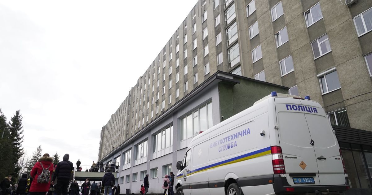 Во Львове "заминировали" больницу: с медучреждения эвакуировали более тысячи человек