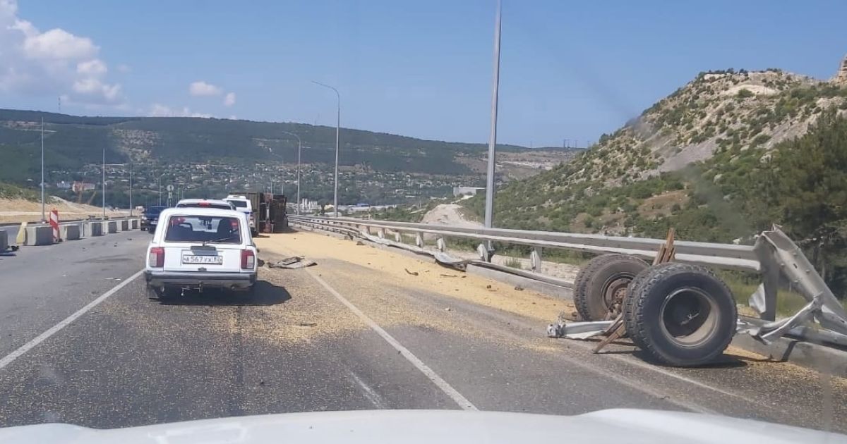 В окупованому Криму розбилася вантажівка із краденим в Україні зерном: відео