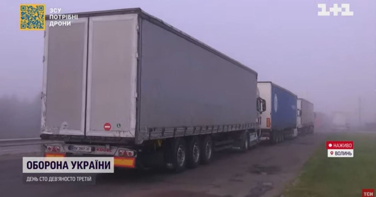 У пункті пропуску "Ягодин" утворилась черга із фур до пів сотні кілометрів: водії чекають тижнями