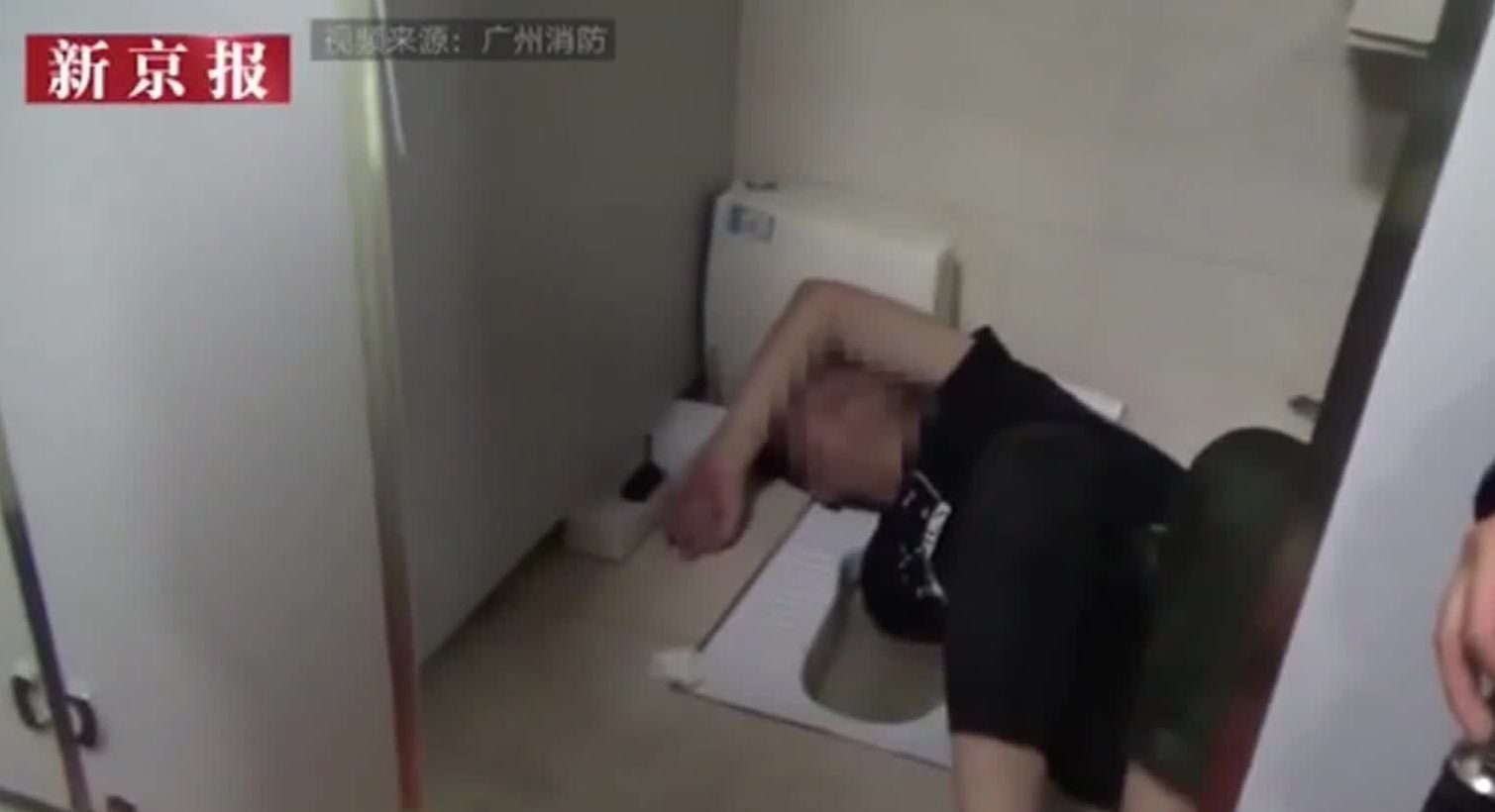 У Китаї чоловік застряг в унітазі