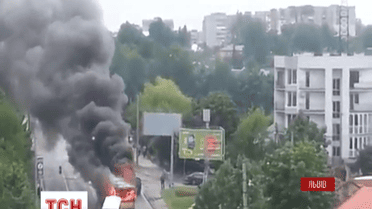 Палаючий тролейбус врізався у приватний будинок у Львові