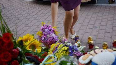 Украинцы вспоминают погибших у посольства Нидерландов. / © УНИАН