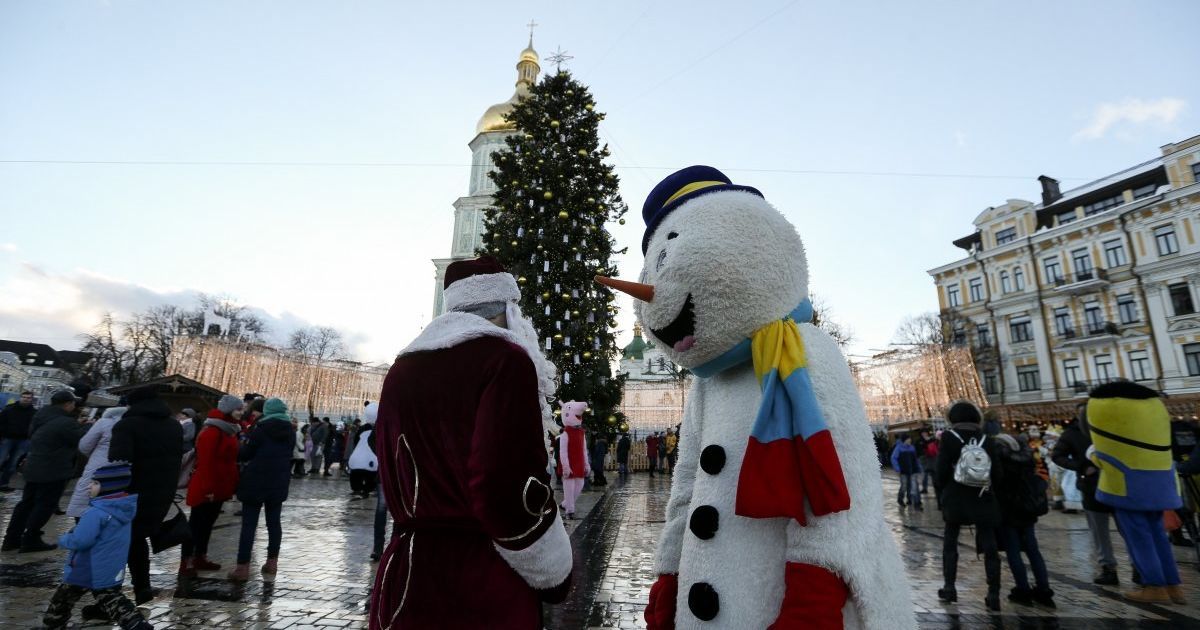 В Киеве при зрителях утилизировали главную елку страны