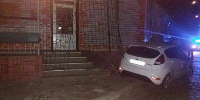 Мукачевский прокурор снес ограждение и бордюр, убегая от патрульных
