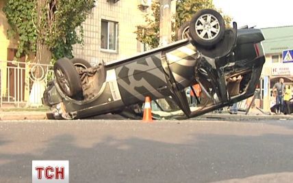 У Києві Range Rover від удару розбив огорожу та перекинувся на дах