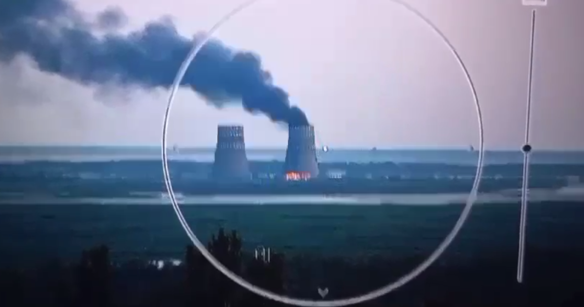 Дым над градирней ЗАЭС в августе этого года
