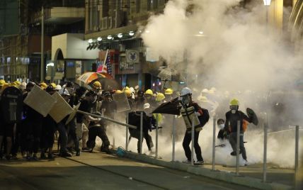 Газ, дубинки и камни: протесты в Гонконге становятся все ожесточеннее