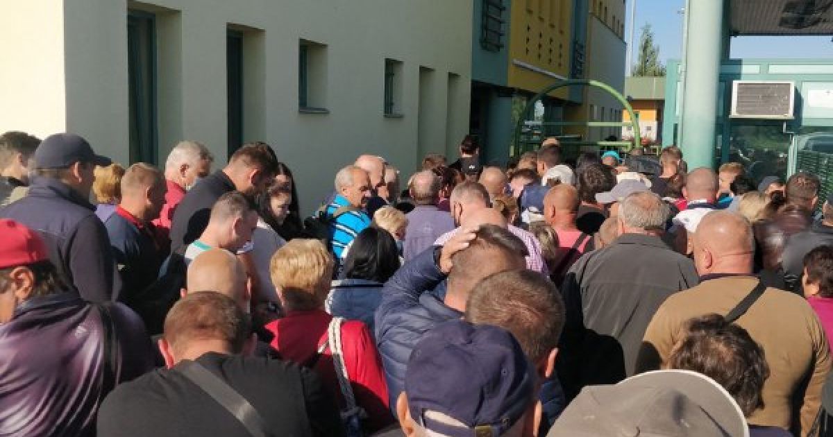 На кордоні з Угорщиною у чергах застрягли десятки пішоходів та сотні авто