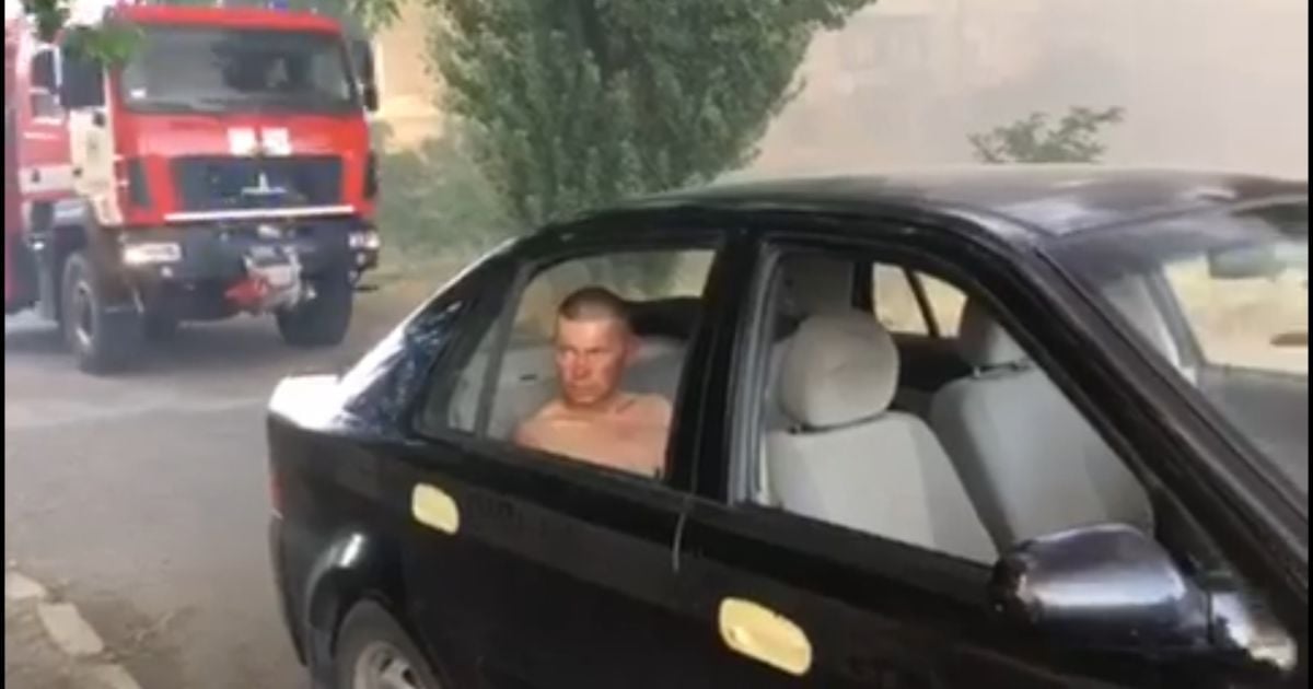 Очевидці показали чоловіка, якого підозрюють у підпалі 5-поверхового будинку у Новій Каховці