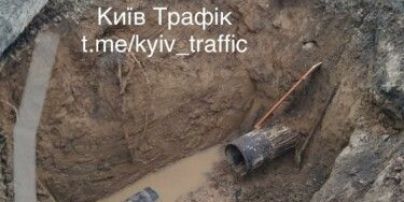 В Киеве из-за прорыва трубы затруднено движение общественного транспорта