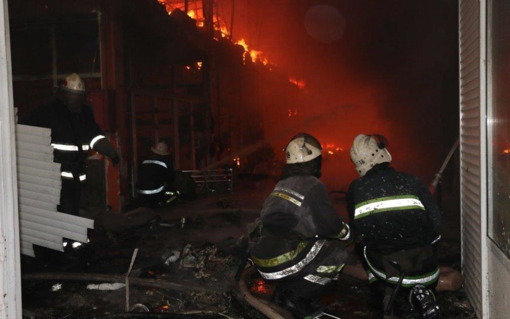 Рынок "Барабашово" в Харькове горел в течение двух часов / © ГСЧС