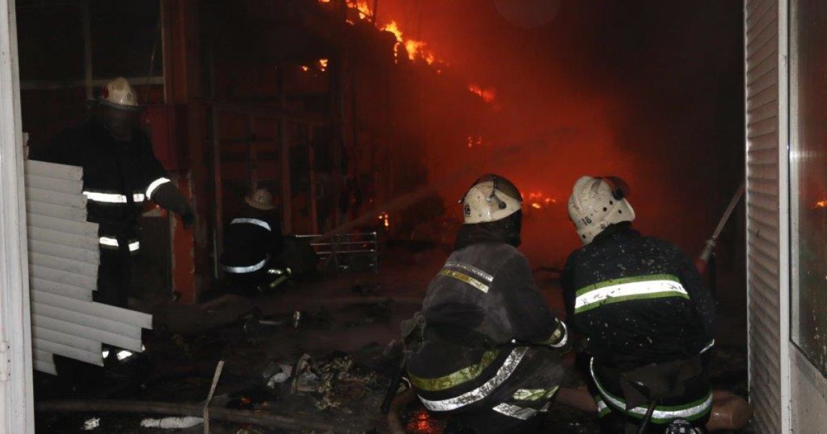 Рынок "Барабашово" в Харькове горел в течение двух часов / © ГСЧС