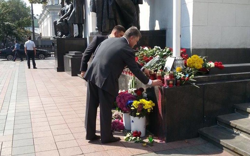 Порошенко поставил свечу в память трагических событий возле Рады / © Фото Инны Боднар/ТСН
