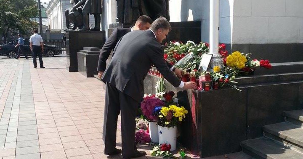 Порошенко поставил свечу в память трагических событий возле Рады / © Фото Инны Боднар/ТСН
