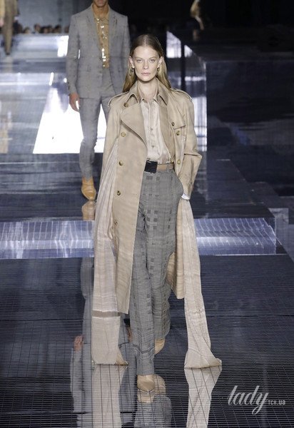 Коллекция Burberry прет-а-порте сезона осень-зима 2020-2021 / © East News