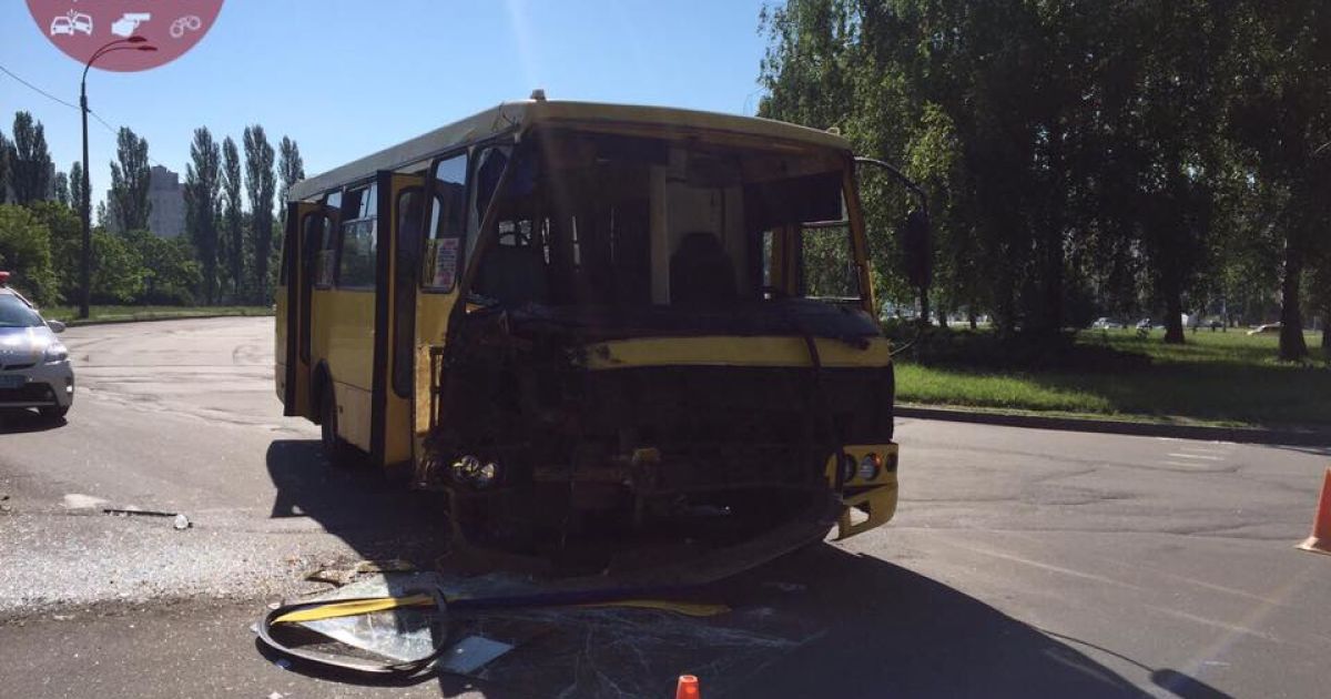 У Києві маршрутка протаранила автобус, є постраждалі