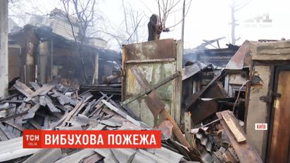 На столичном Подоле пожар полностью разрушил частный дом и гараж
