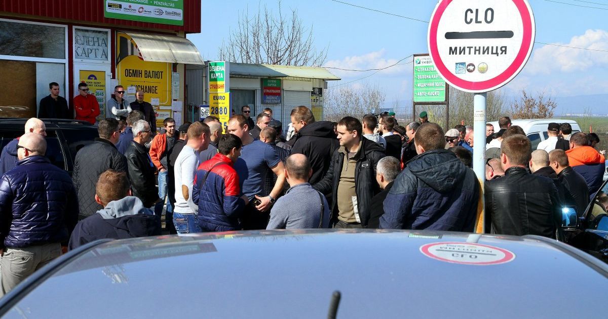 На границе Украины закарпатские водители начали блокировать три КПП