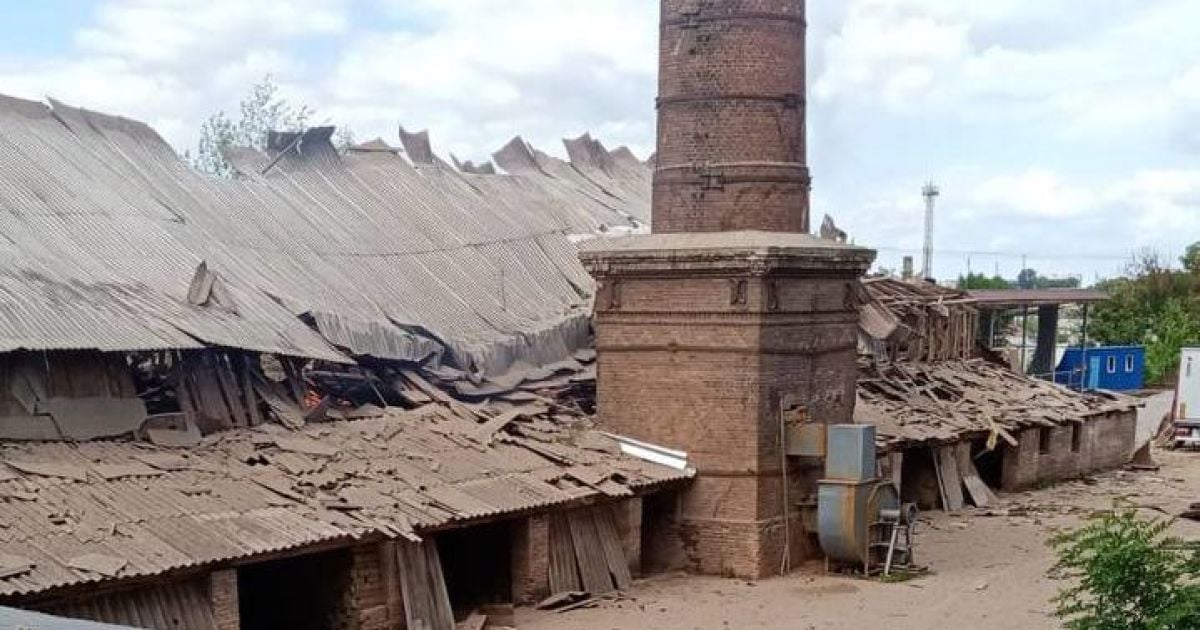 Обломки сбитой ракеты упали на кирпичный завод, фото/Максим Козицкий