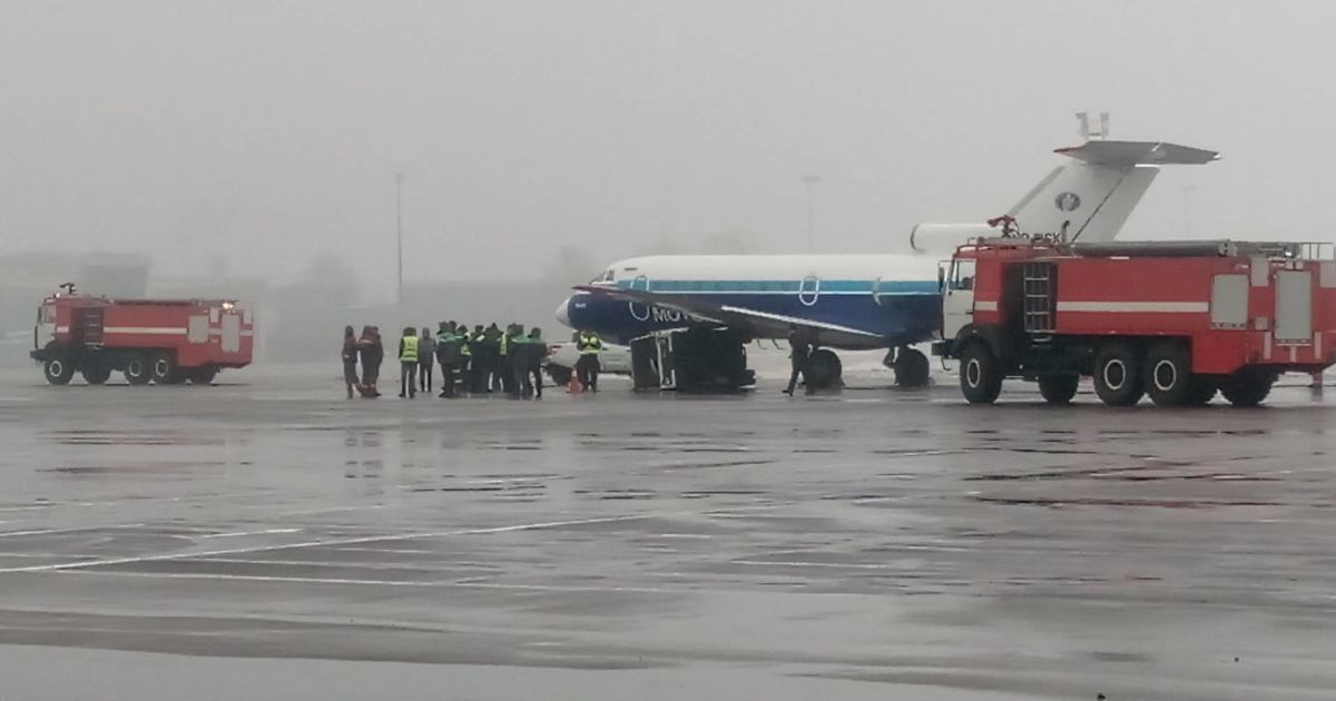 В аэропорту "Киев" самолет столкнулся с генератором